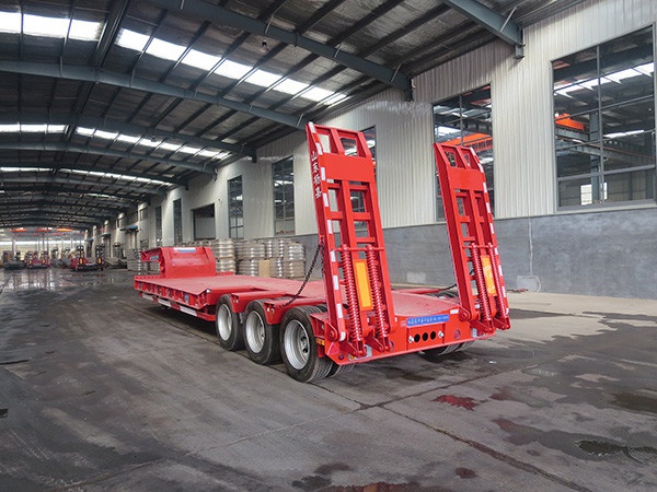 LHL9370TDP型低平板半掛車(chē)